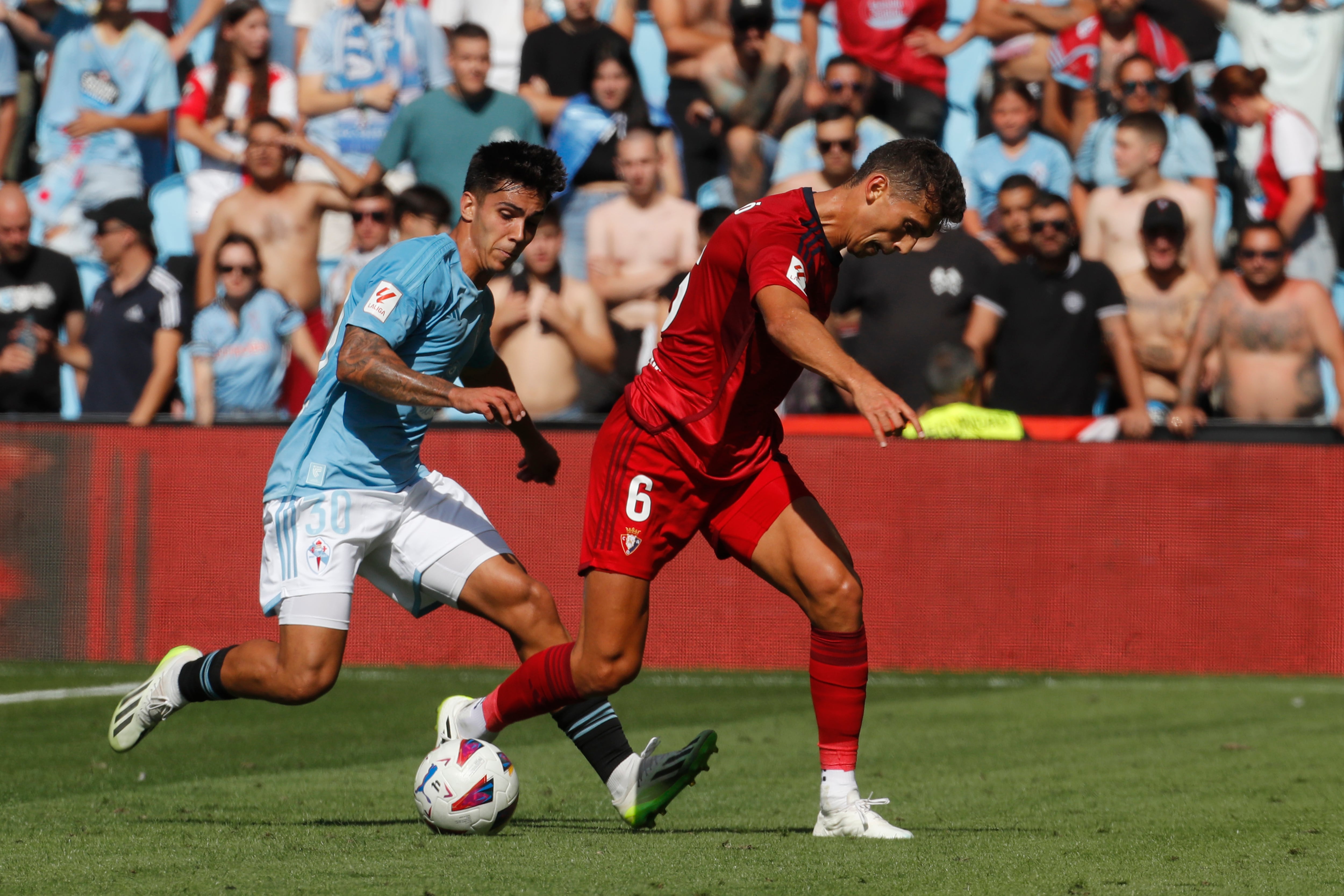 VIGO (PONTEVEDRA), 13/08/2023.- El jugador del Celta de Vigo Hugo Sotelo (i) pelea por el balón con Lucas Torró, del Osasuna, durante el partido de la jornada 1 de LaLiga que disputan el Celta de Vigo y el Osasuna este domingo en el estadio de Balaídos en Vigo.- EFE/ Salvador Sas
