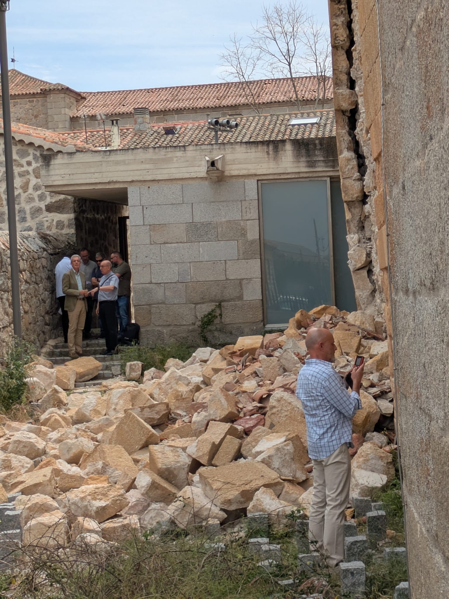 Técnicos en el paño norte de la iglesia de San Andrés de Ávila./ Ser Ávila