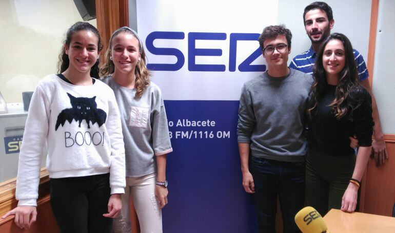 Algunos de los jóvenes que practican atletismo pasaron por Radio Albacete