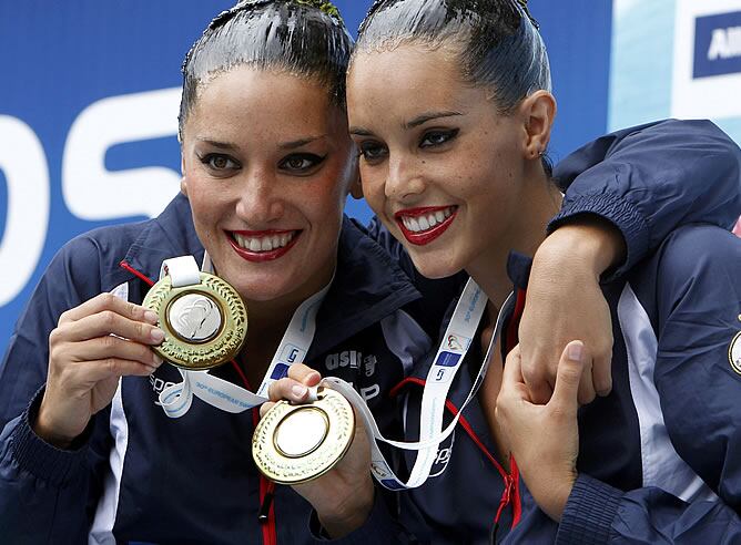 Andrea Fuentes y Ona Carbonell muetran sus medallas