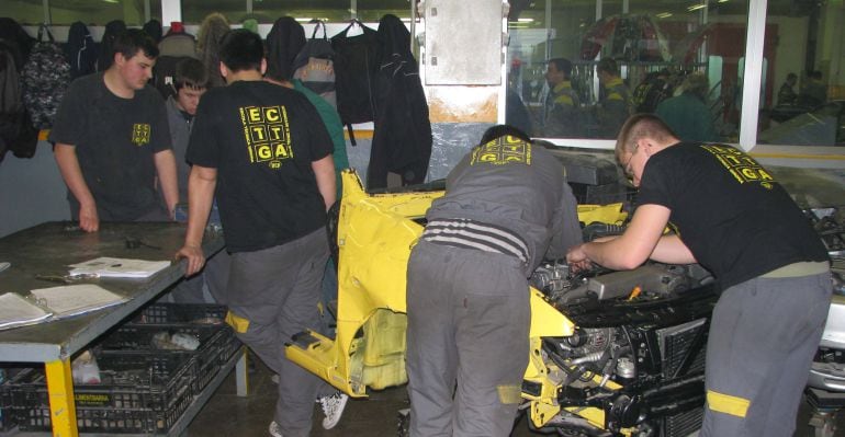 Diversos joves estudiant mecànica en un dels centres de Formació Professional
