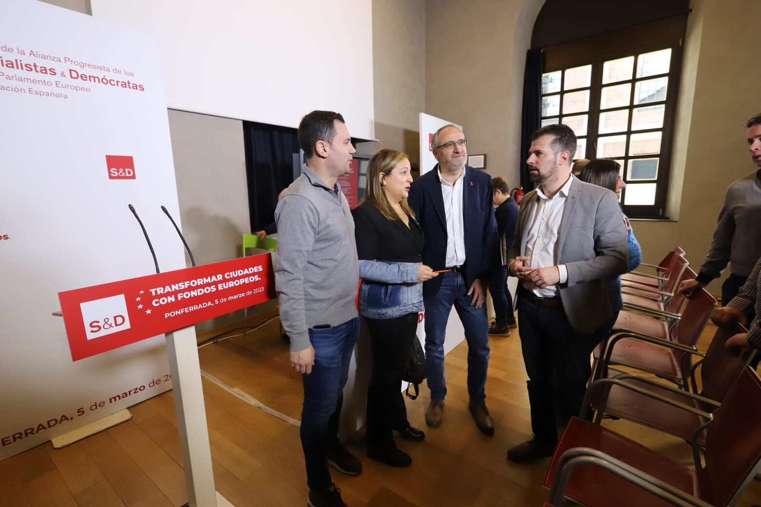 El alcalde de Ponferrada, Olegario Ramón junto a líder autonómico del PSOE, Luis Tudanca, la responsable del grupo parlamentario socialista europeo, Iratxe García y el secretario del PSOE-León, Javier Cendón