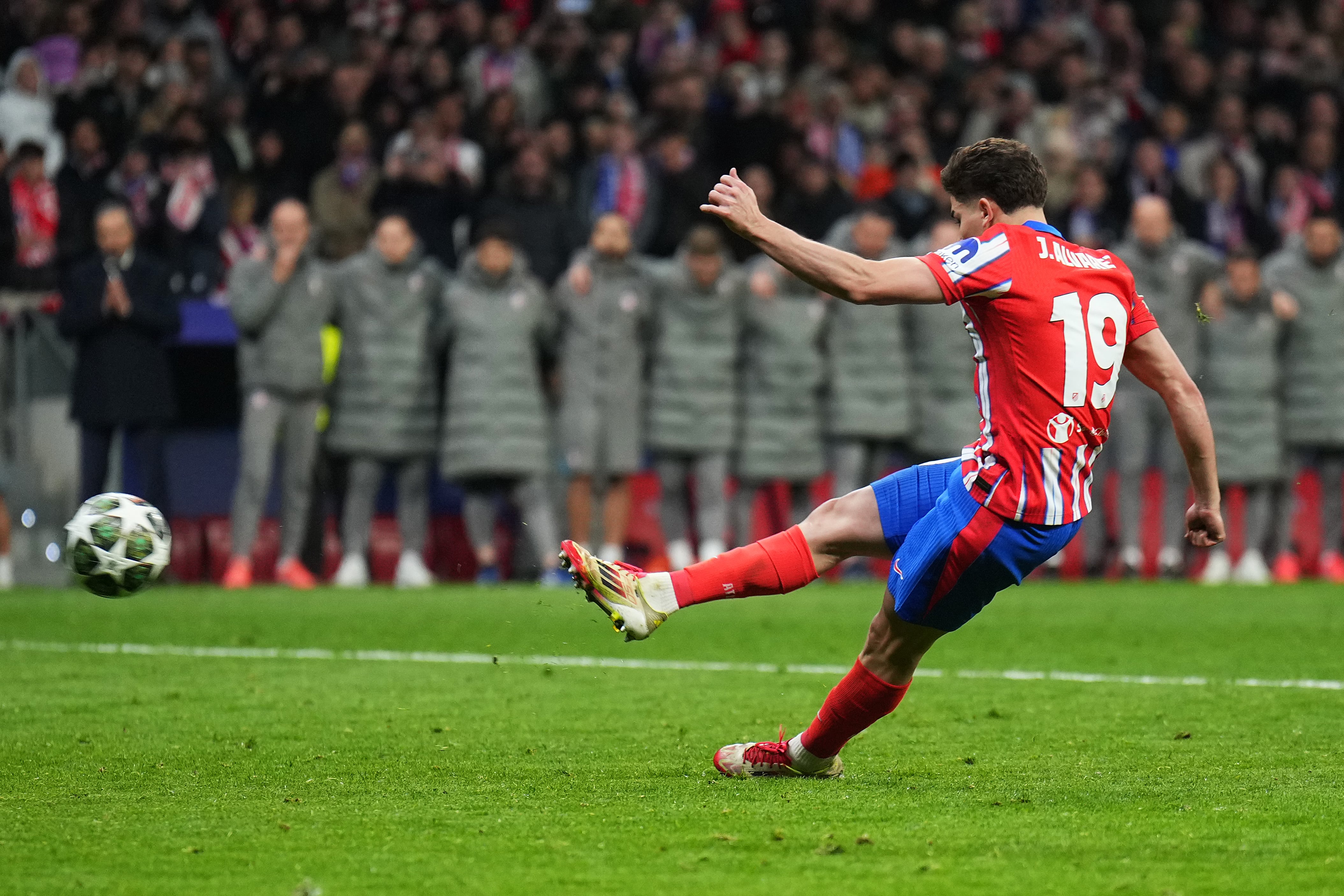 ¿Por qué se anuló el penalti de Julián Álvarez? Iturralde González explica la polémica de los penaltis en el Atlético - Real Madrid