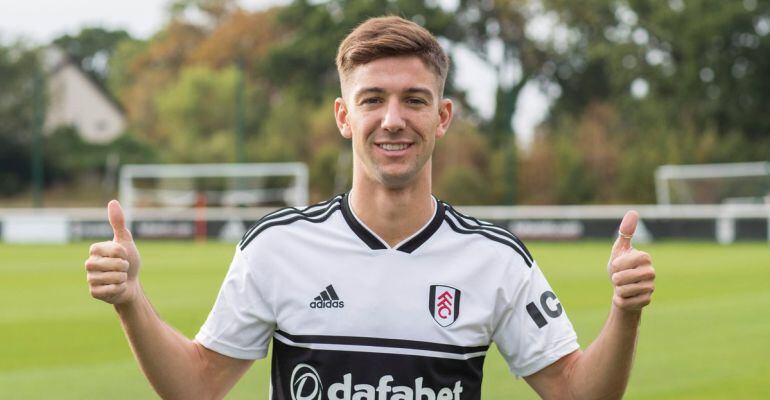 Luciano Vietto posa con los colores del Fulham inglés