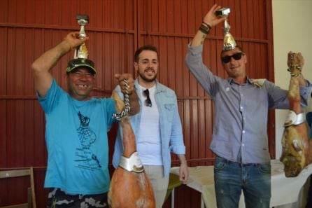 El concejal de Deportes y primer teniente de alcalde, en el centro, Antonio Jesús Díaz, entrega los premios a los ganadores de la clasificación general