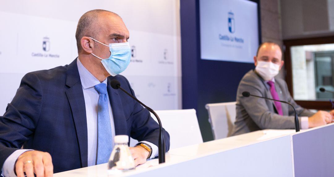 El director general de Salud Pública, Juan Camacho, y el director general de Asistencia Sanitaria del SESCAM, José Antonio Ballesteros, realizan un repaso a la situación epidemiológica y asistencial