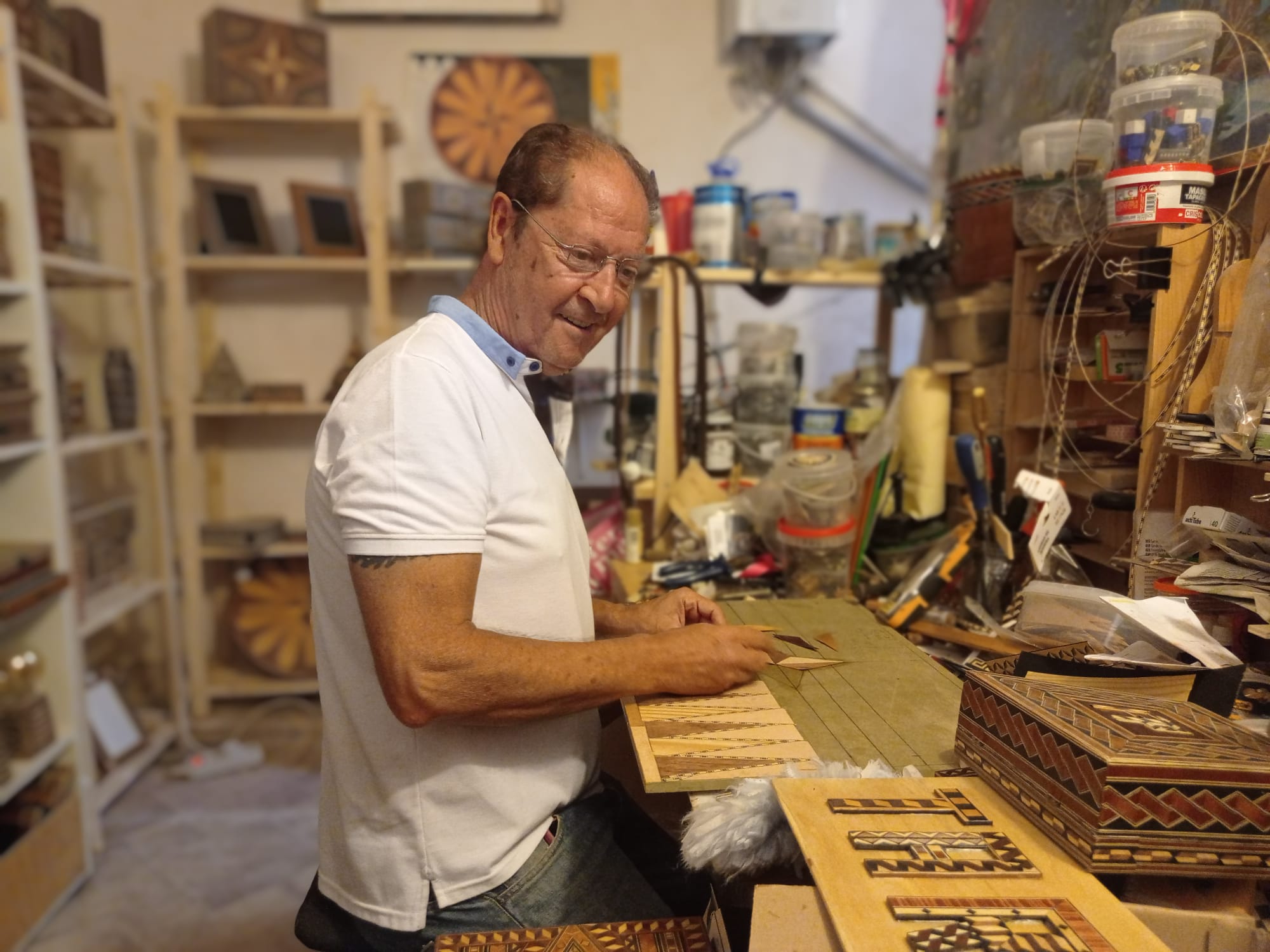 Francisco Montero, el único taraceador de la Región de Murcia, en su taller de Lorca