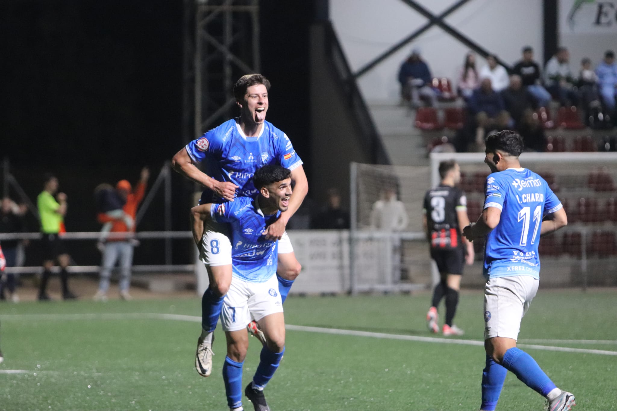 Jugadores del Xerez DFC celebrando uno de los goles ante el CD Cabecense