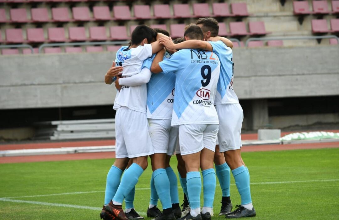 Los jugadores del Compos celebran uno de los goles marcados al Somozas el pasado domingo