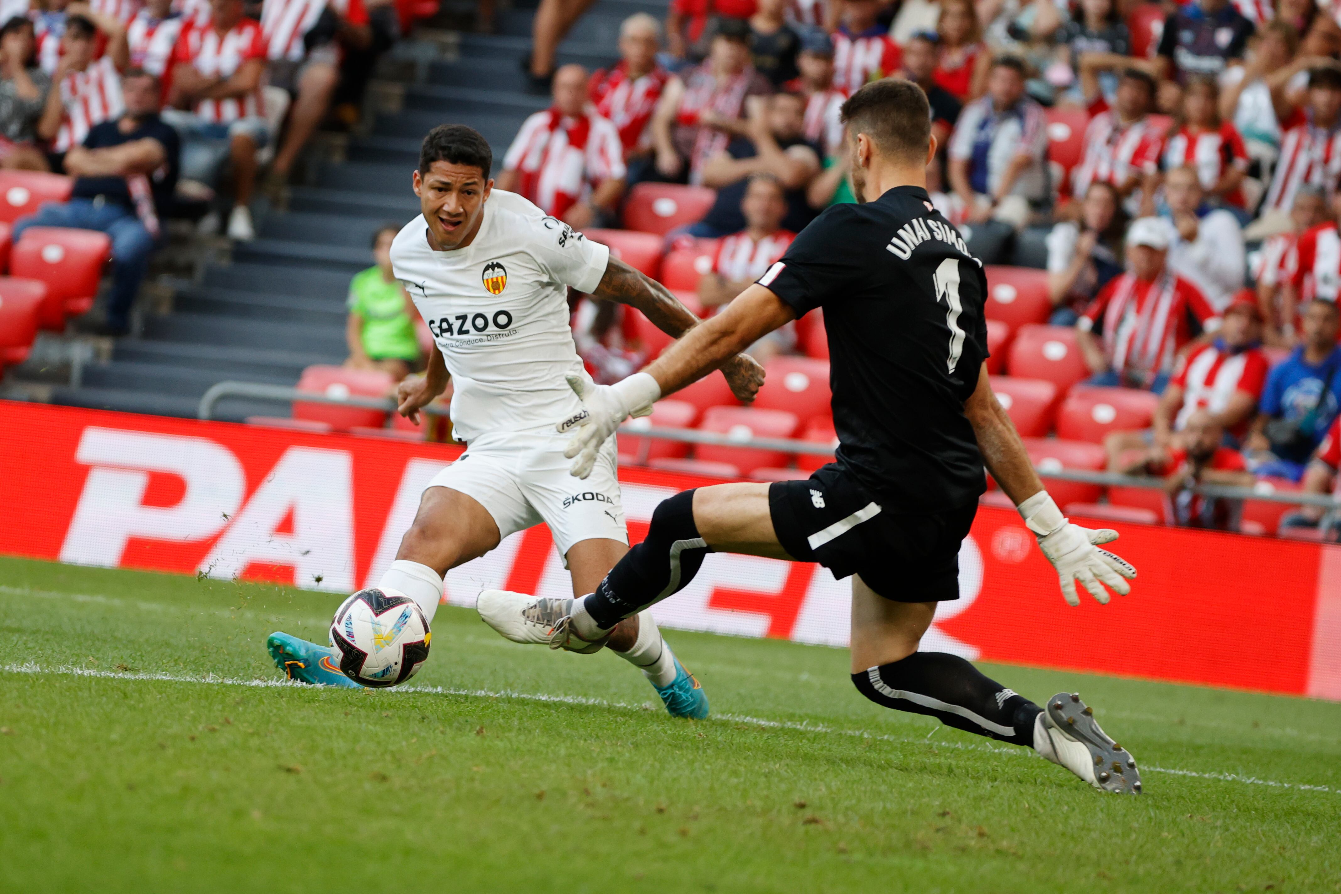 BILBAO, 21/08/2022.-El delantero brasileño del Valencia Samuel Lino y el portero del Athletic Club Unai Simón, durante el partido de la jornada 2 de LaLiga Santander, este domingo en el Estadio de San Mamés.- EFE/Luis Tejido
