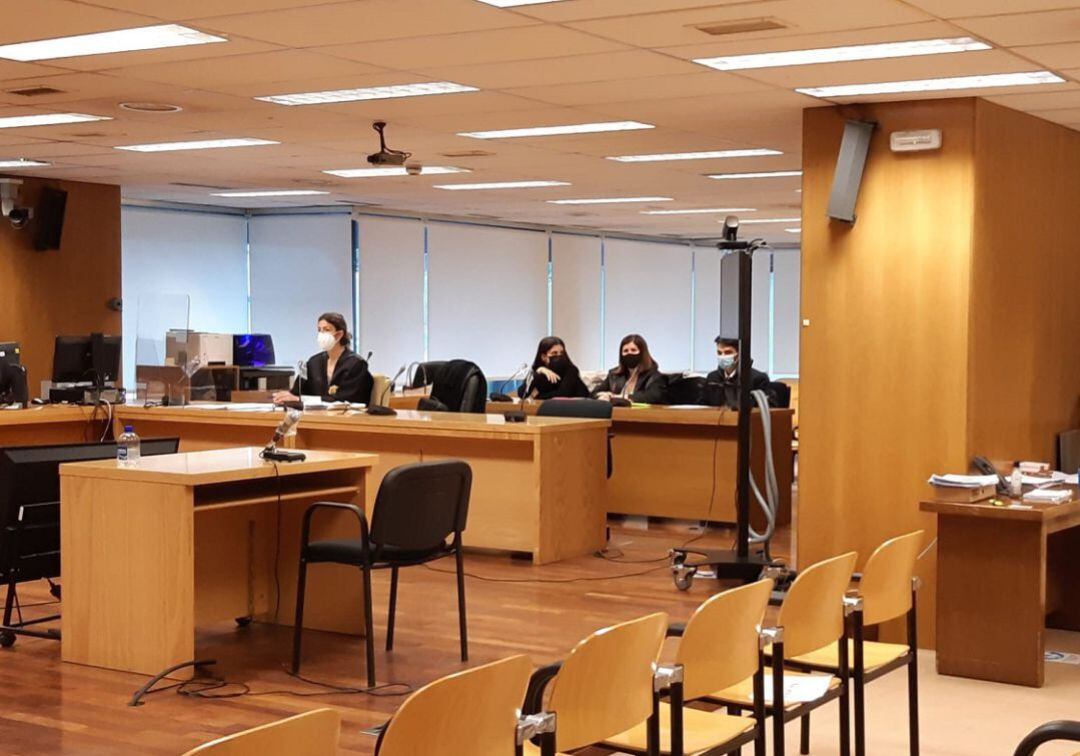 Imagen de la Sala en la que ha declarado el acusado, sentado al fondo.