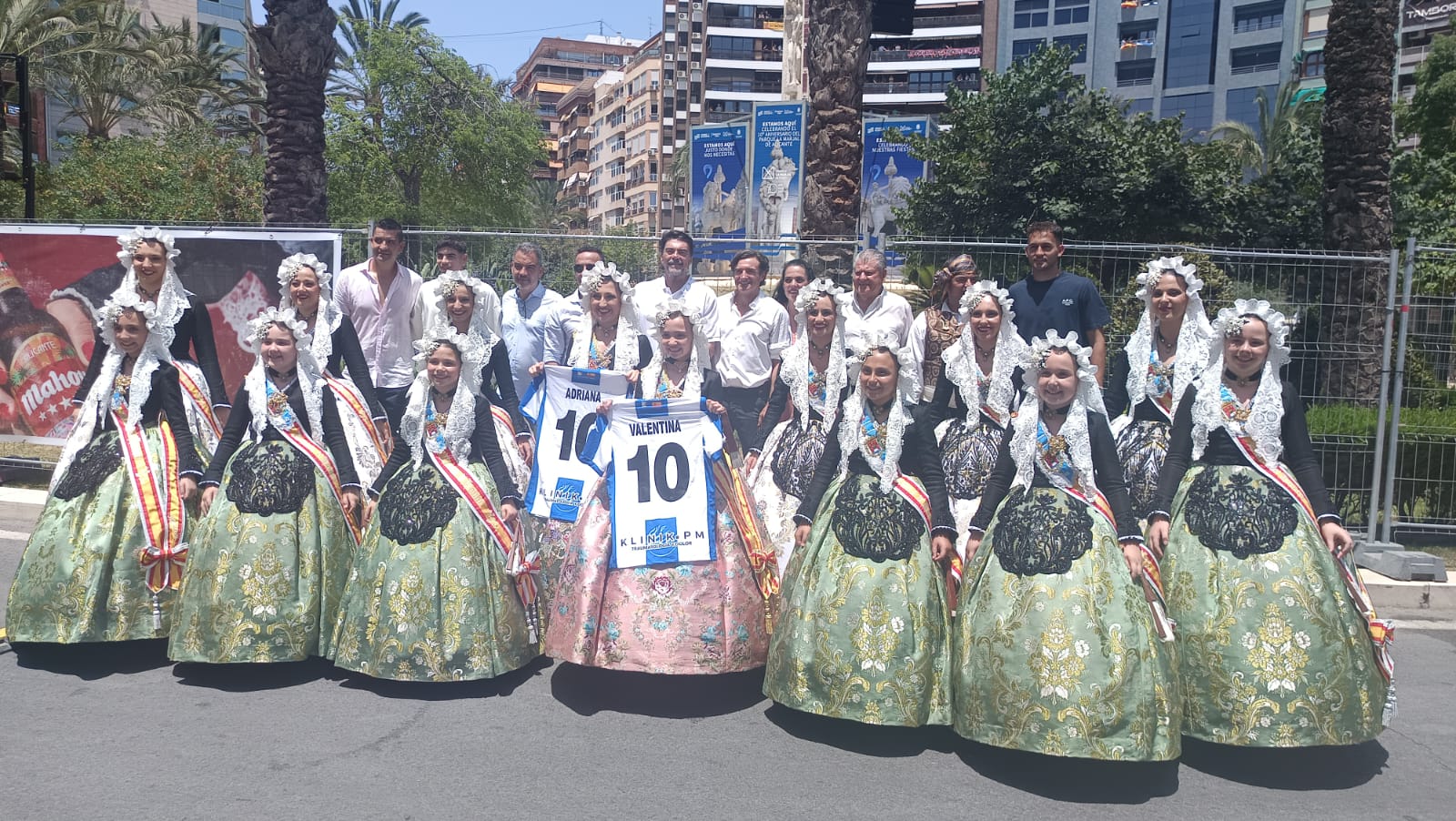 El Hércules CF ha hecho entrega de dos camisetas a las Belleas del Foc. Foto: Ayuntamiento de Alicante