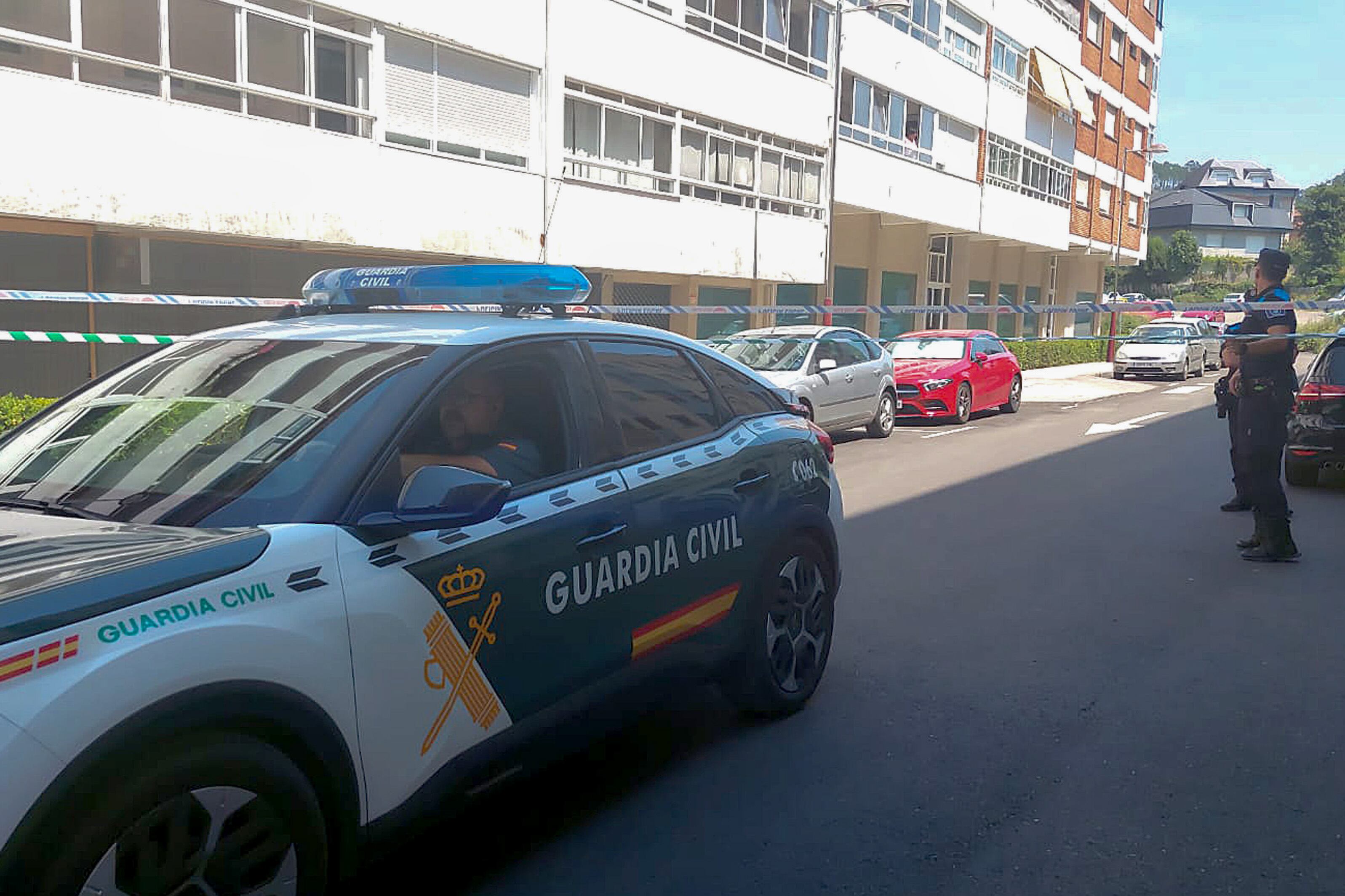 O PORRIÑO (PONTEVEDRA), 01/08/2025.- La Guardia Civil investiga la muerte violenta de una mujer de 53 años en O Porriño (Pontevedra), el segundo crimen que se registra esta semana en esa localidad tras el de una trabajadora social. EFE/ Salvador Sas
