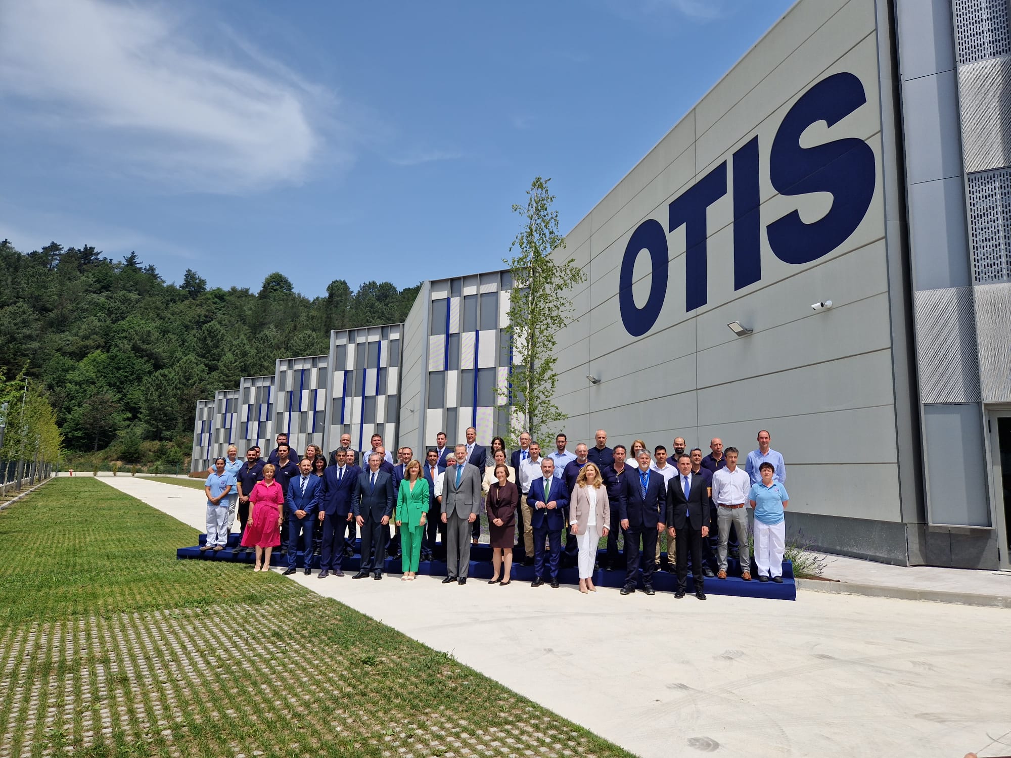 El Rey Felipe VI ha inaugurado la nueva fábrica de Otis acompañado por miembros de la propia empresa y diferentes representantes institucionales