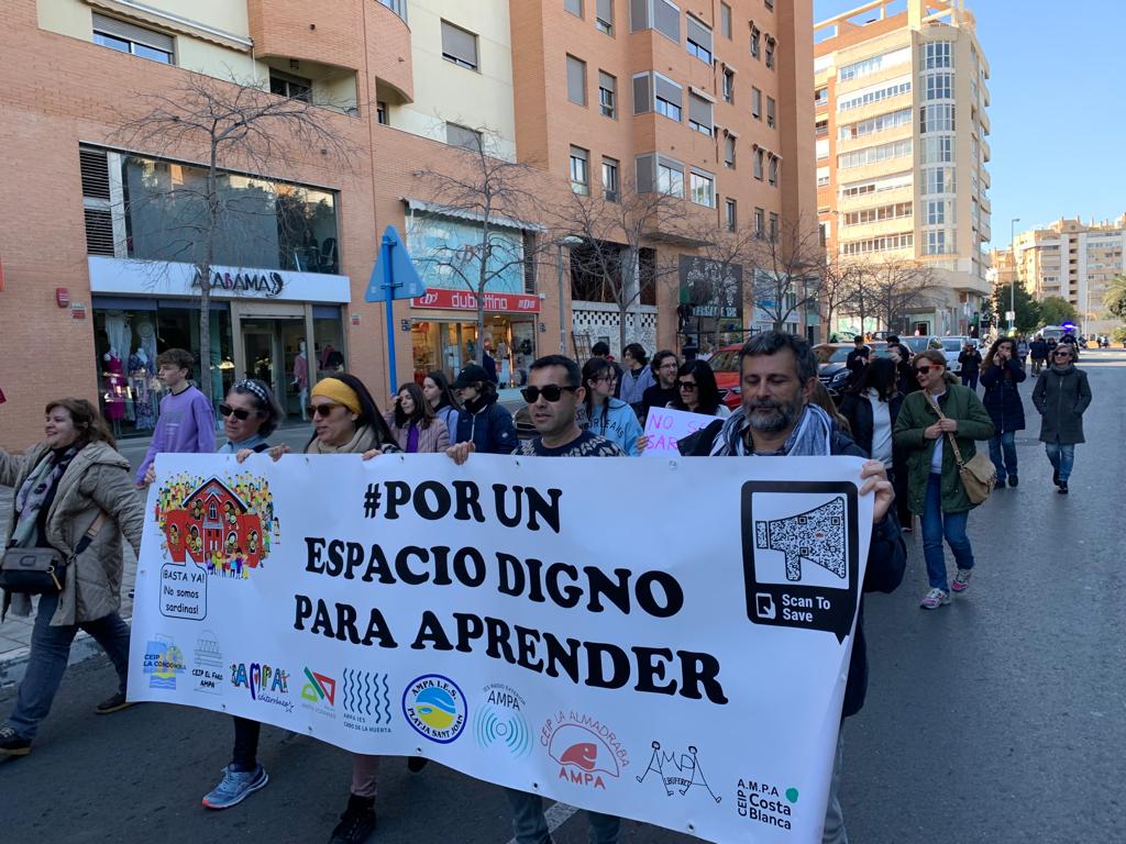 Los estudiantes de la zona de playas de Alicante se manifiestan &quot;por un espacio digno para aprender&quot;