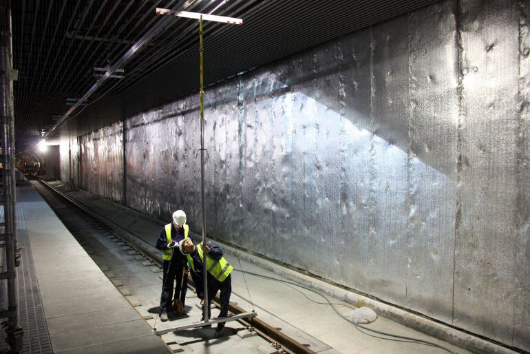 Imatge general de dos operaris treballant en les obres de l'estació d'FGC a la Plaça Major de Sabadell el 4 de març del 2016. (horitzontal)