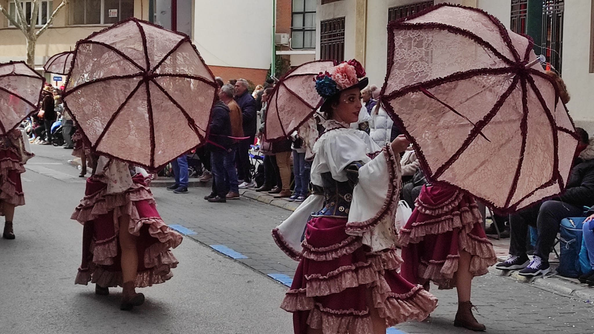 Un momento del desfile de integrantes de la peña &quot;El Burleta&quot; la ganadora de este año