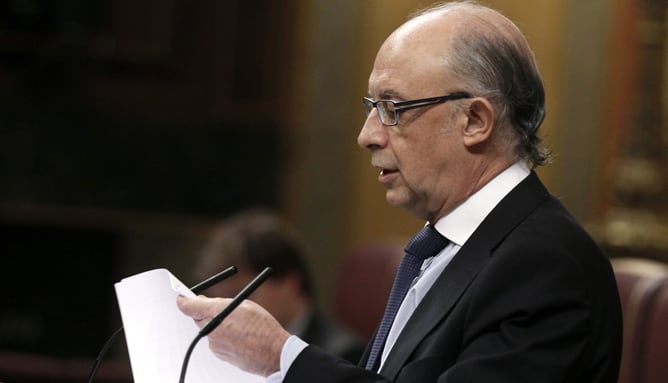 El ministro de Hacienda, Cristóbal Montoro, durante su intervención en el el Pleno del Congreso de los Diputados este jueves