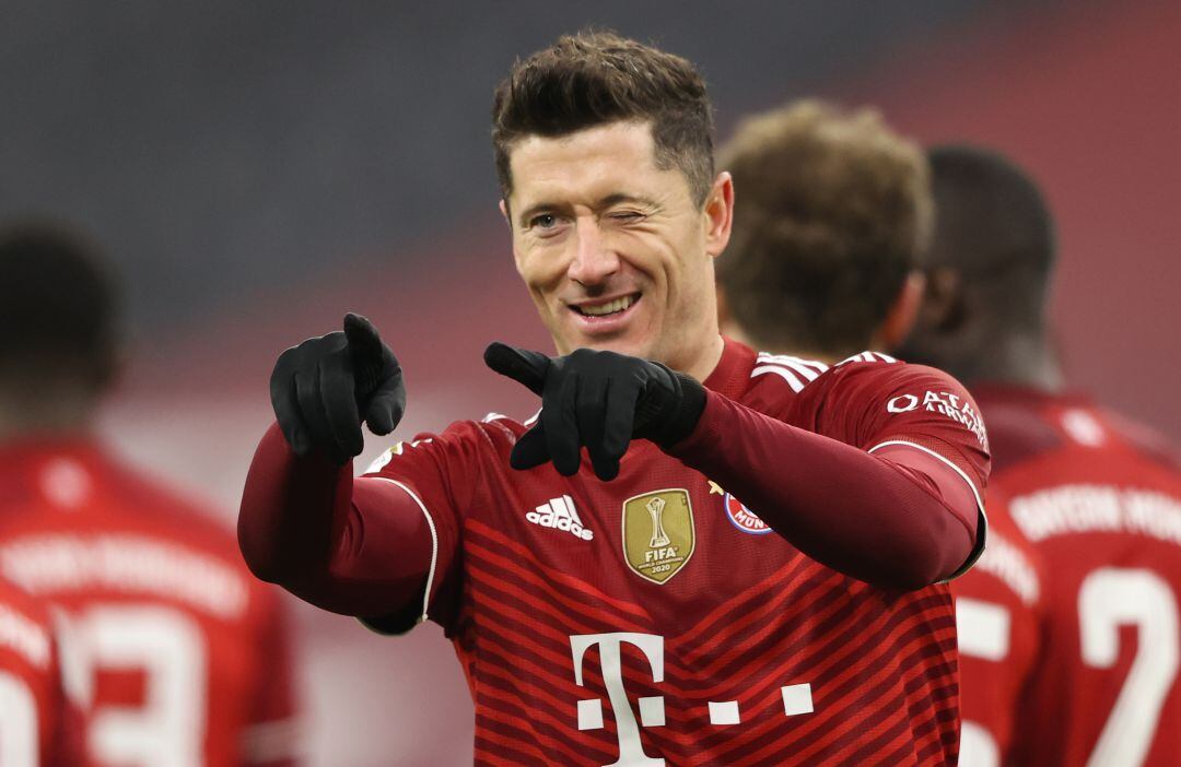 Robert Lewandowski celebra el gol del récord