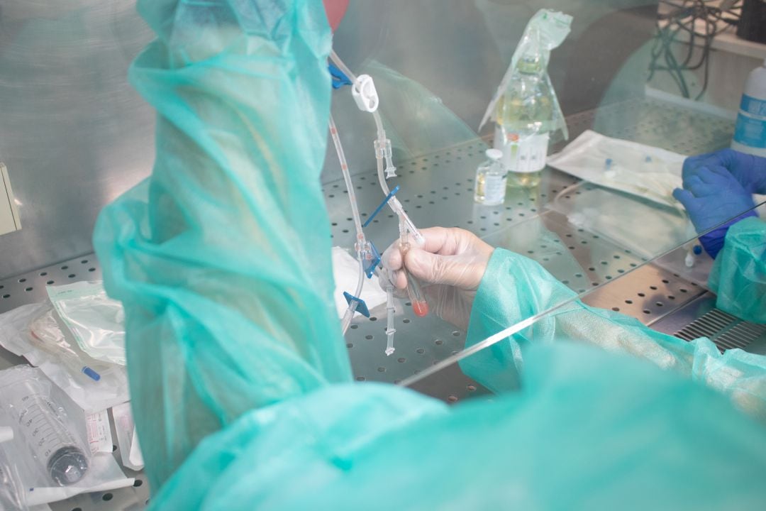 Sala blanca de manipulación celular, donde se preparan las células madre que se inyectan a los pacientes. 