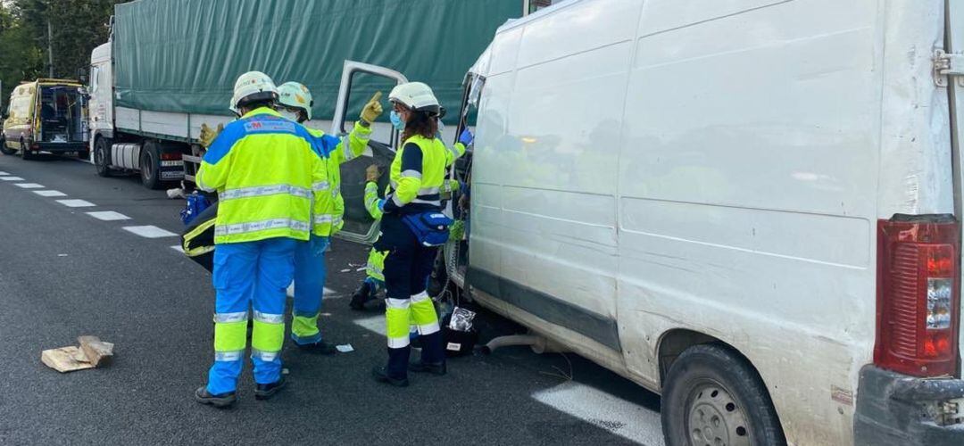 Los dos opcupantes quedaron atrapados en la parte delantera de la furgoneta