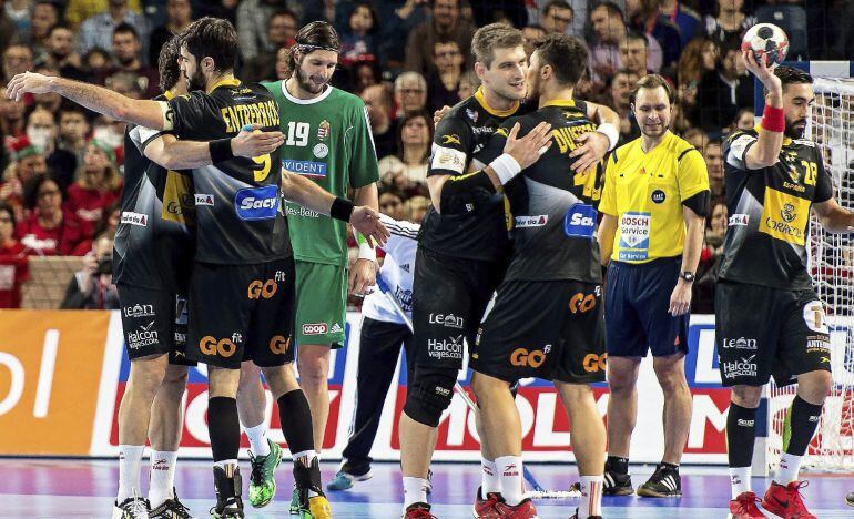 Los jugadores españoles celebran la victoria conseguida ante Hungría