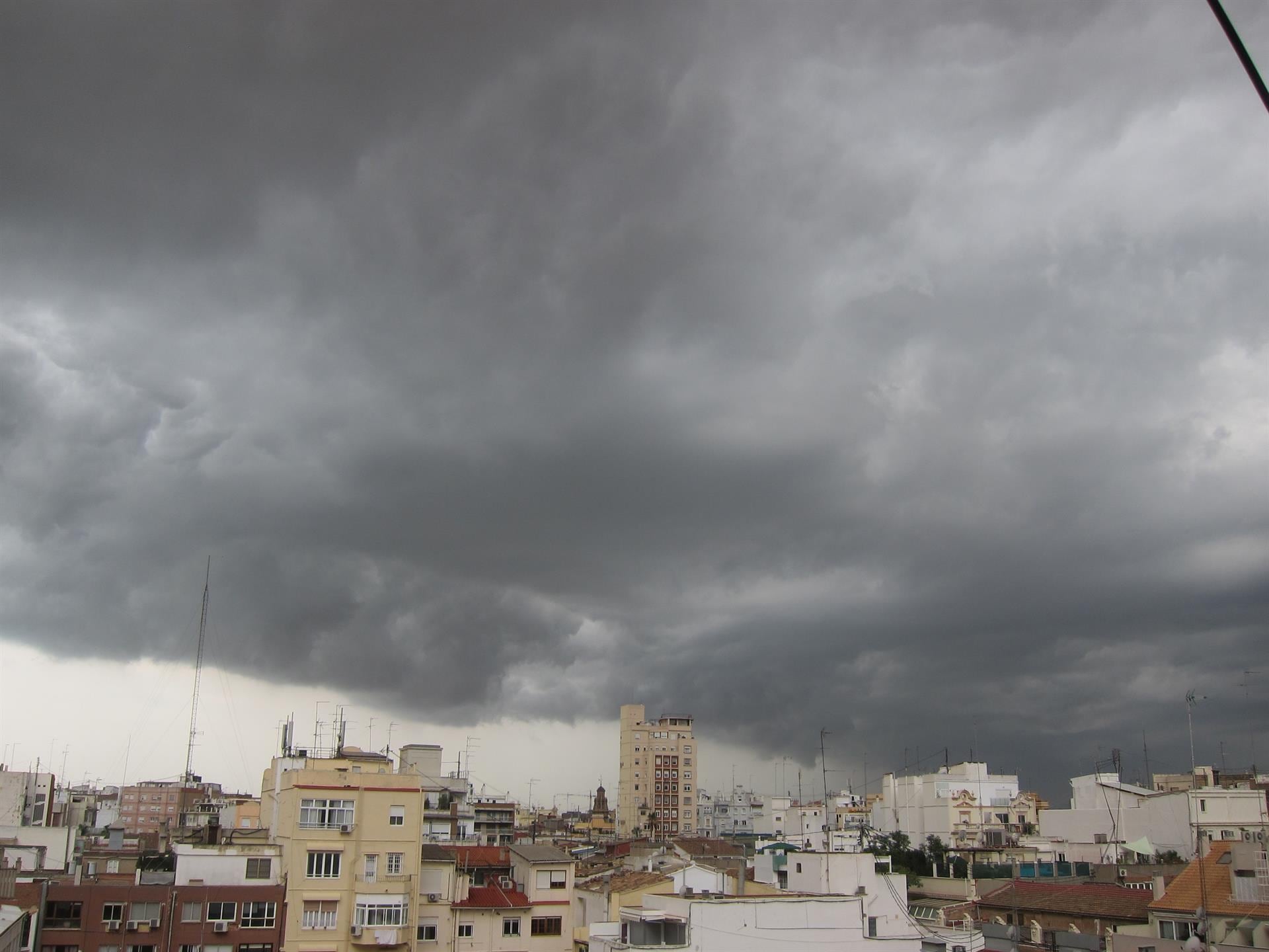 Tormenta, lluvia, nubes(Foto de archivo)
