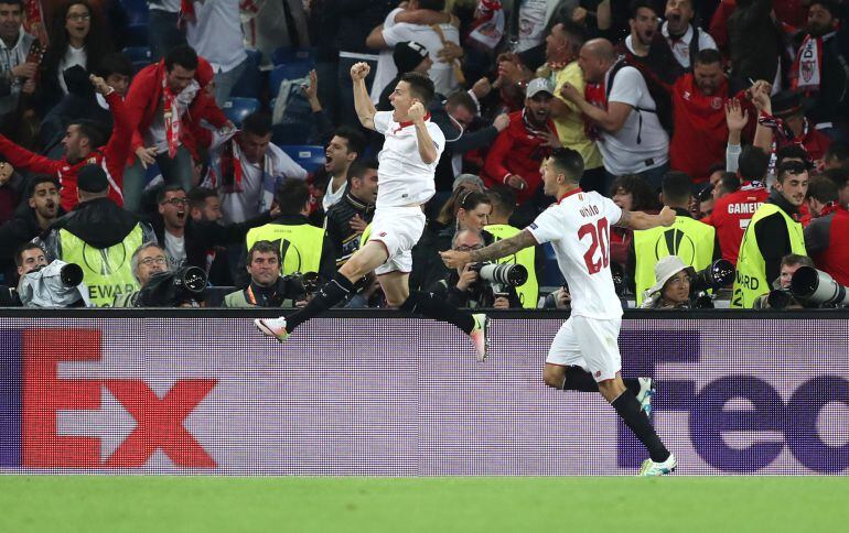 Gameiro celebra el primer gol del Sevilla 