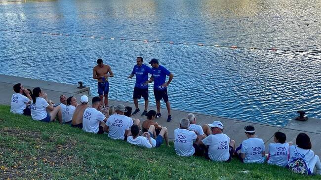 Nadadores del Jerez Máster durante una charla técnica