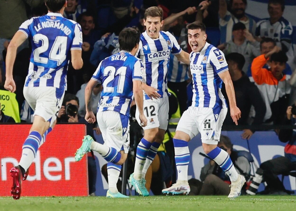 SAN SEBASTIÁN, 02/05/2023.- Los jugadores de la Real Sociedad celebran la victoria de su equipo en el partido de Liga en Primera División que Real Sociedad y Real Madrid disputan hoy martes en el estadio Reale Arena, en San Sebastián. EFE/ Javi Colmenero
