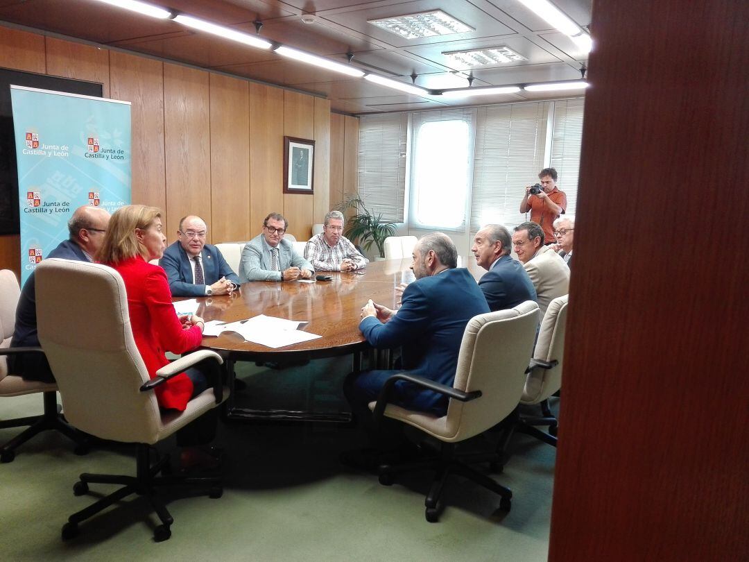 La delegada Territorial de la Junta de Castilla y León, Clara San Damián, junto a los representantes de Zamora 10