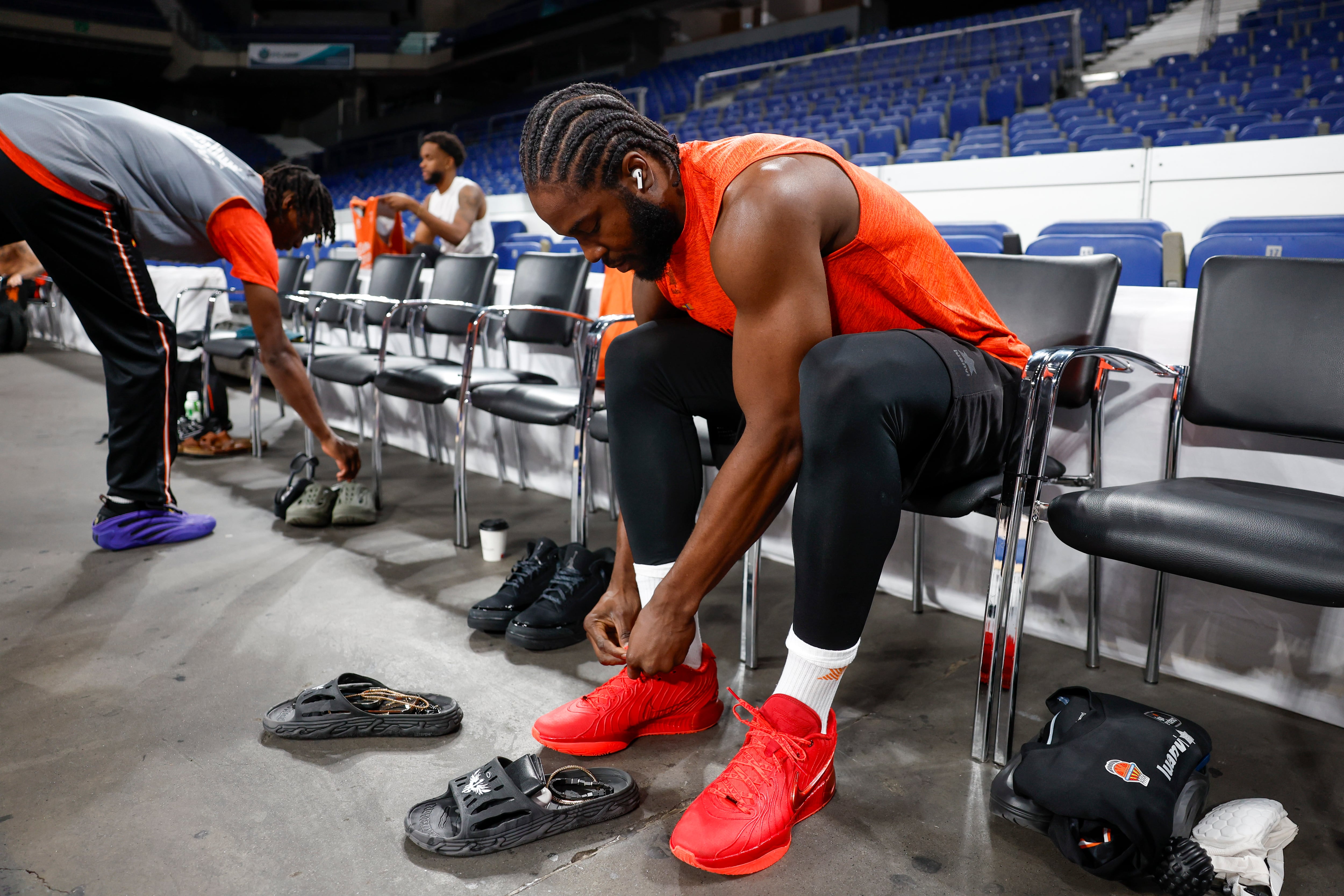 MADRID, 20/06/2025.- El alero estadounidense del Valencia Basket  Semy Ojeleye durante el entrenamiento llevado a cabo este viernes en el Movistar Arena para preparar la final de la Liga que hoy disputarán ante el Real Madrid. EFE/ Mariscal
