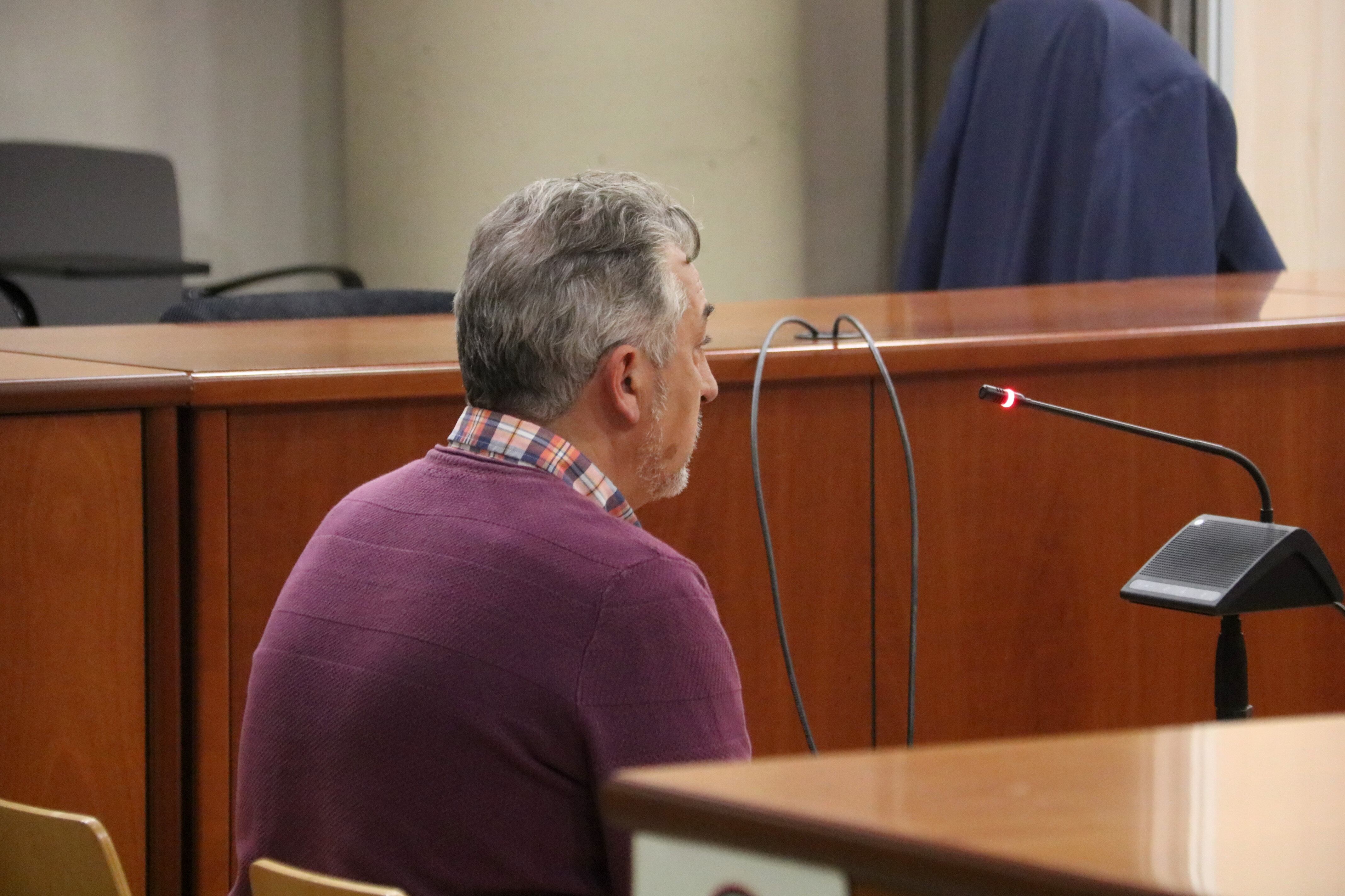 L'acusat de fer tocaments a una companya de pis, durant el judici a l'Audiència. Foto: ACN.