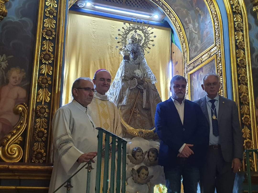 Alcalde, Presidente de la Junta de la Virgen, el Obispo y el cura párroco del Santuario