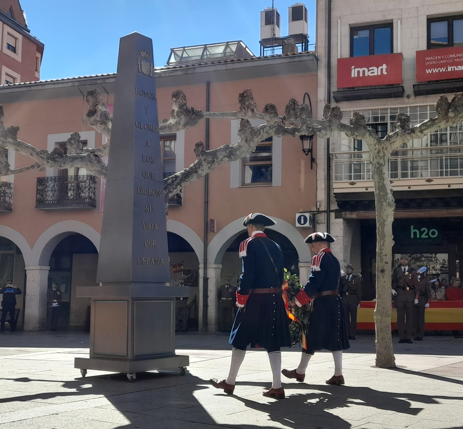 Homenaje a los caídos por la patria en la jura de bandera para personal civil en Aranda