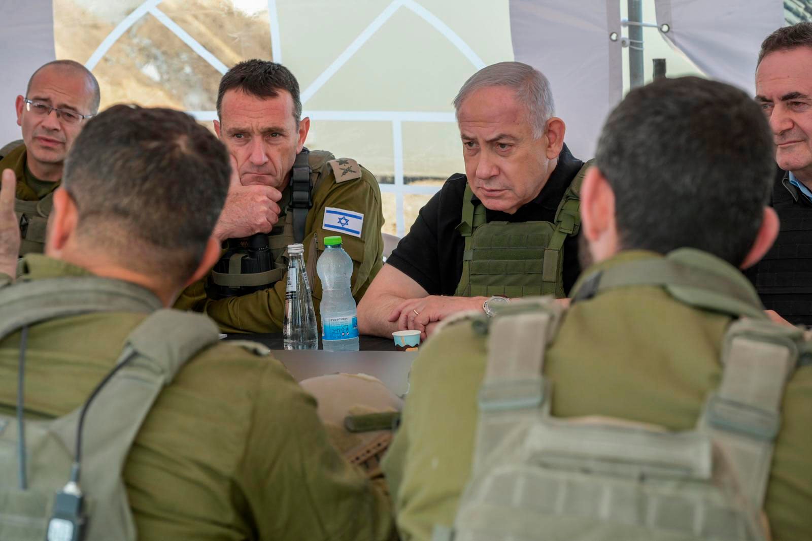 El Primer Ministro de Israel, Benjamin Netanyahu (c), en el Corredor Netzarim, en Gaza.