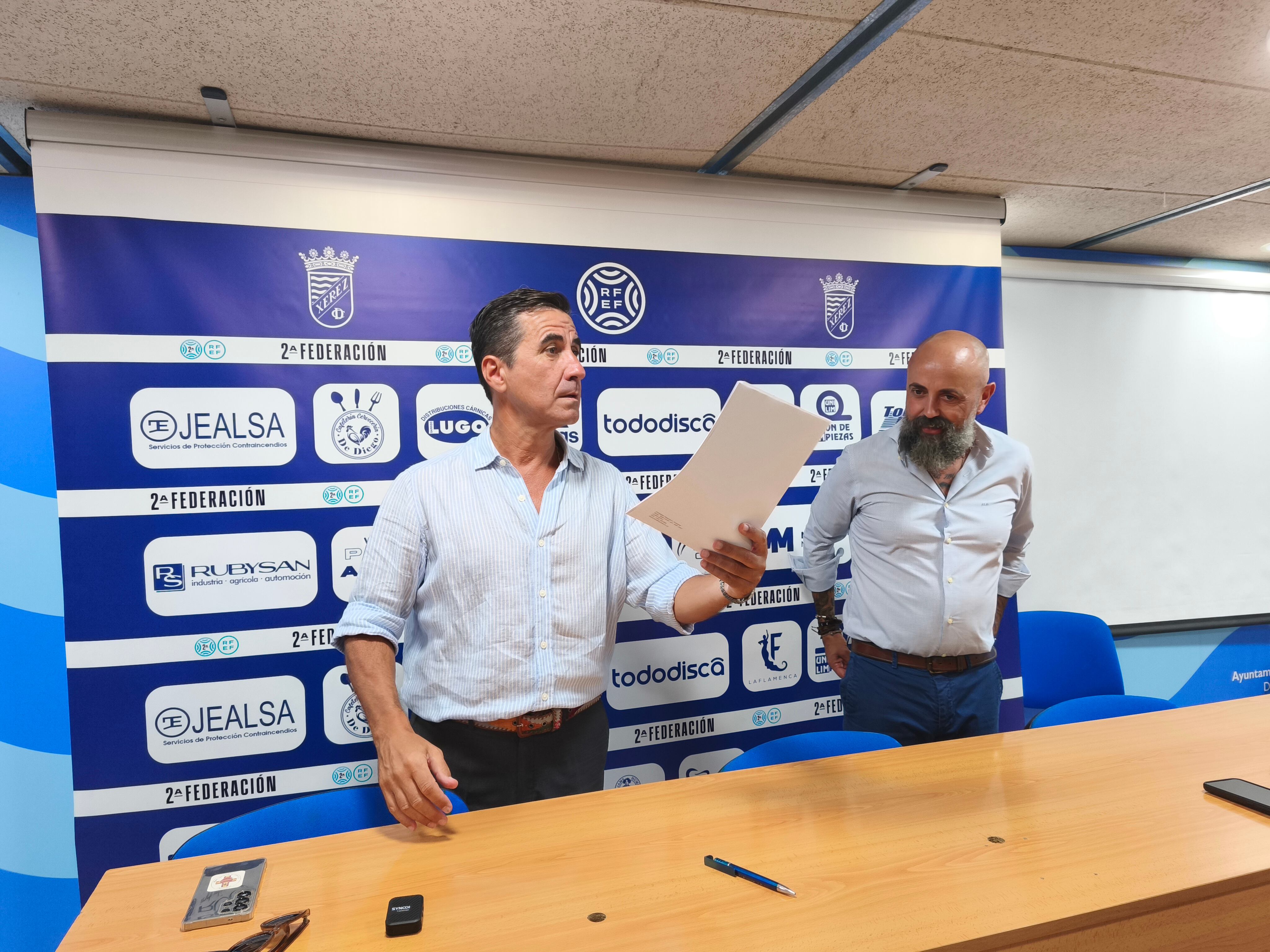 José Cepero junto a Juan Luis Gil, presidente del Xerez CD