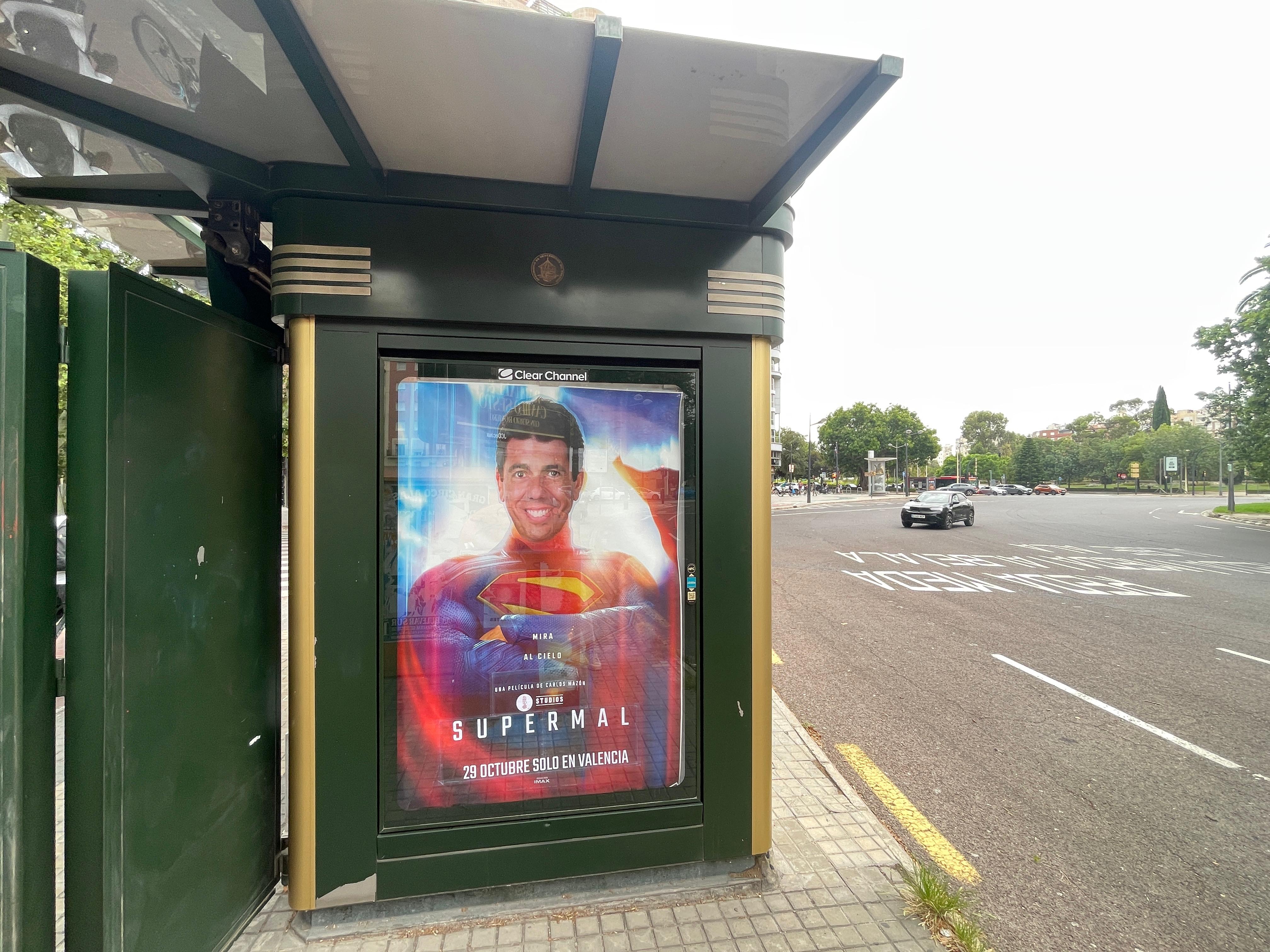 Sustituyen un cartel de "Superman" por otro de "Supermal" criticando a Mazón y su gestión de la DANA