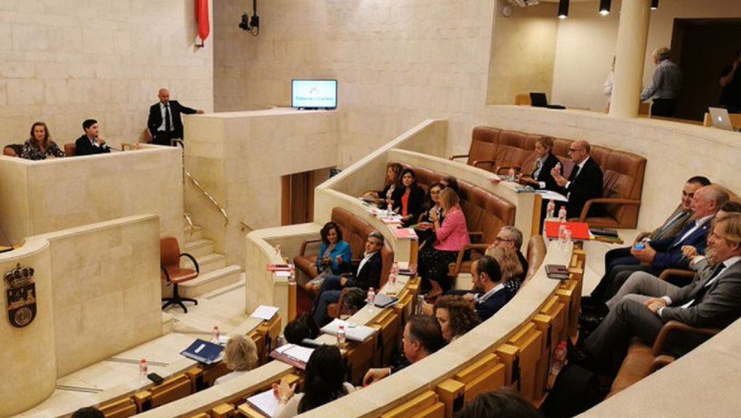 Imagen de archivo del pleno en el Parlamento de Cantabria.