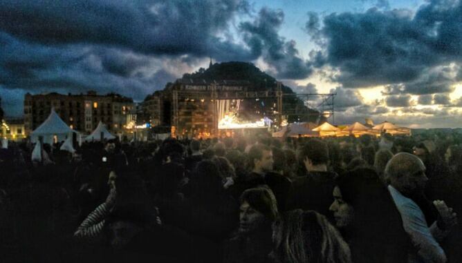 La arena de la playa de la Zurriola, plagada de público para el concierto de Manu Chao.