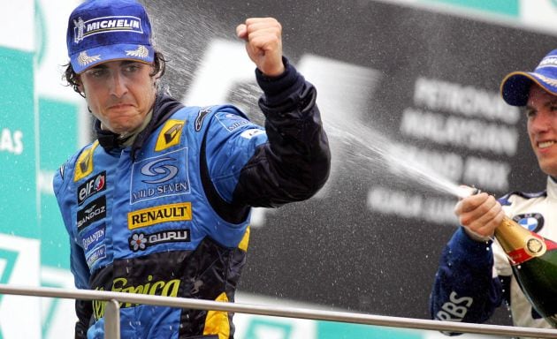 Alonso celebra su victoria en Malasia en 2005.