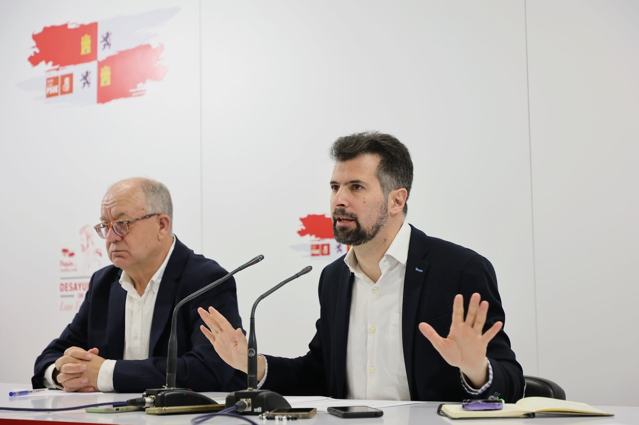 Luis Tudanca y Jesús Caro en la sede del PSOE de Ávila