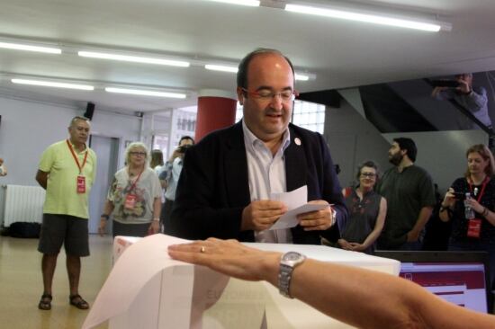 Iceta votant a la seu del PSC del districte de Sant Martí de Barcelona