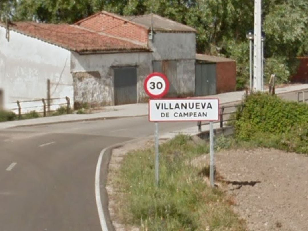 Entrada a la localidad de Villanueva de Campean