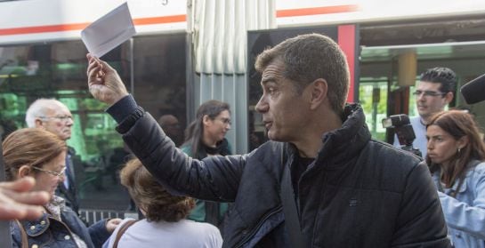 GRA294 SEVILLA, 12/03/2015.- El diputado y candidato de UpyD por la Comunidad Valenciana, Toni Cantó, reparte sobres entre los pasajeros del tranvía de Sevilla, y junto a Martín de la Herrán, candidato de UPyD a la presidencia de la Junta de Andalucía, ha