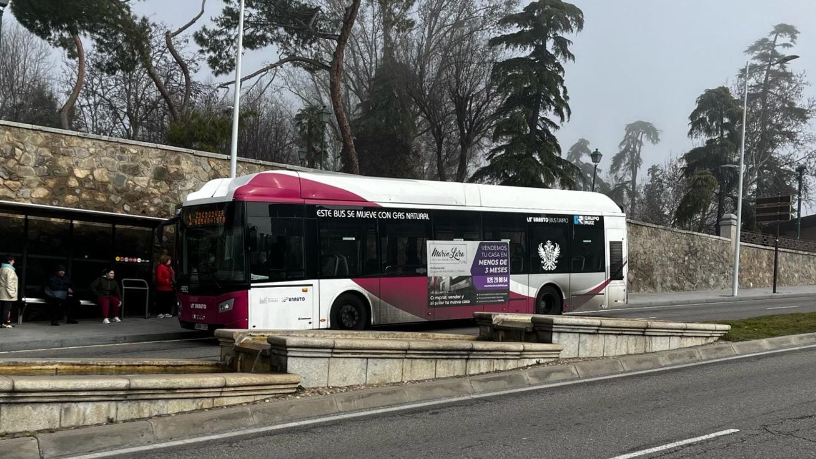 Imagen de archivo de uno de los autobuses urbanos de Toledo en las inmediaciones de la Puerta de Bisagra