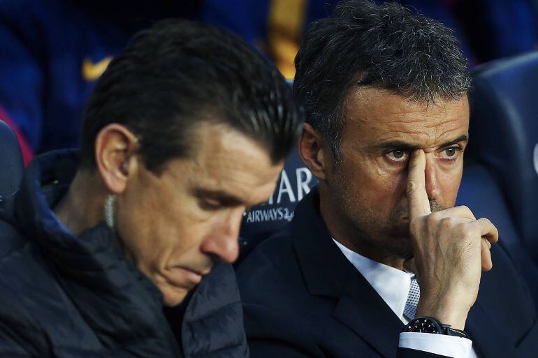 Luis Enrique, junto a Unzué, en el banquillo del Barcelona