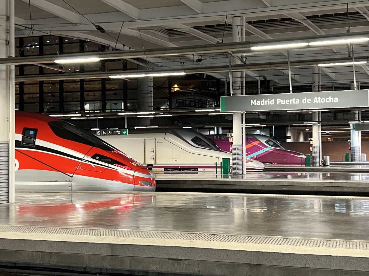 Trenes de alta velocidad en la estación de Atocha, en Madrid.