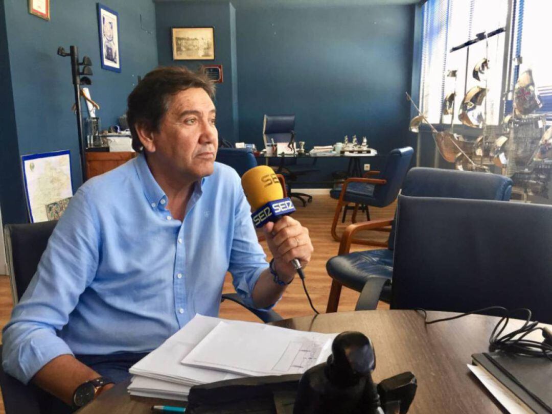 El presidente del Recre, Manolo Zambrano, durante una entrevista para SER Deportivos Huelva.