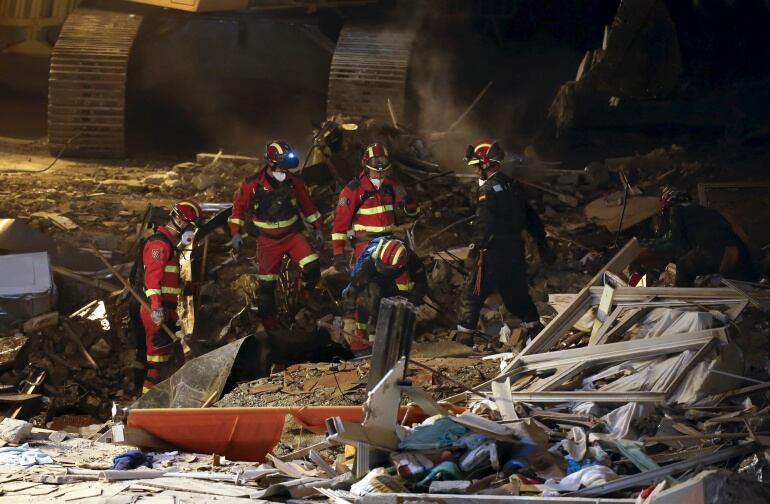 Los equipos de emergencia tratan de localizar supervivientes entre los escombros. Las labores de búsqueda se prolongan durante toda la noche